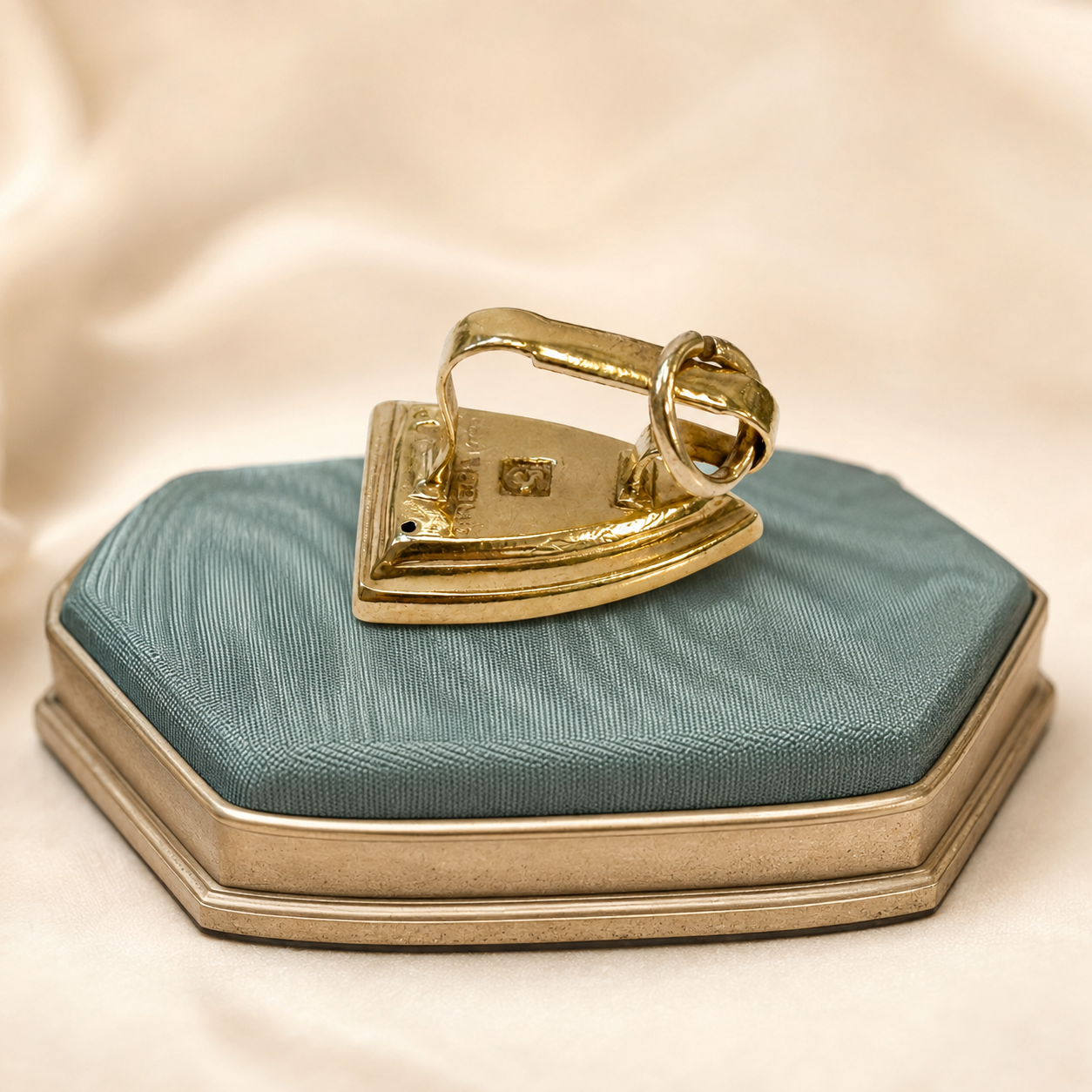 Pre-loved 9ct Gold Iron Charm